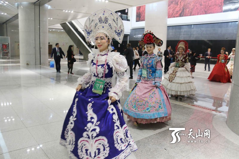 第五届中国—亚欧博览会上,身穿靓丽服饰的模特。