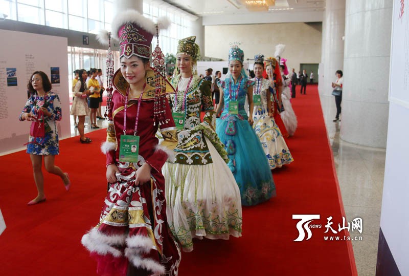 第五届中国—亚欧博览会上,身穿靓丽服饰的模特。