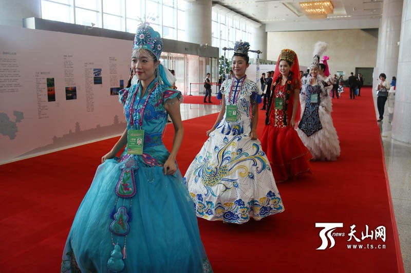 第五届中国—亚欧博览会上,身穿靓丽服饰的模特。